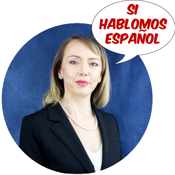 Isabel Alcantara posando con una burbuja de texto que dice -Si hablamos español-.